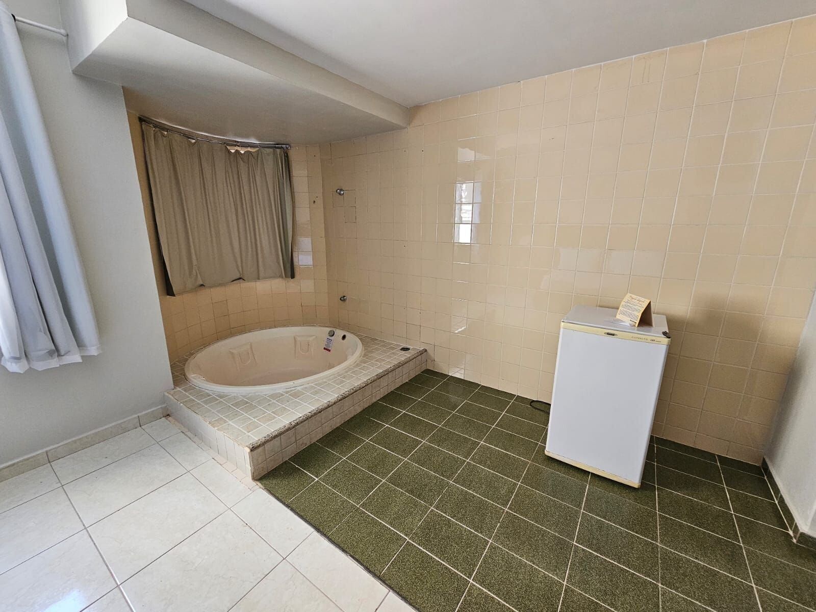 basic suite | bathroom | combined shower/bathtub, jetted bath, free toiletries, towels
