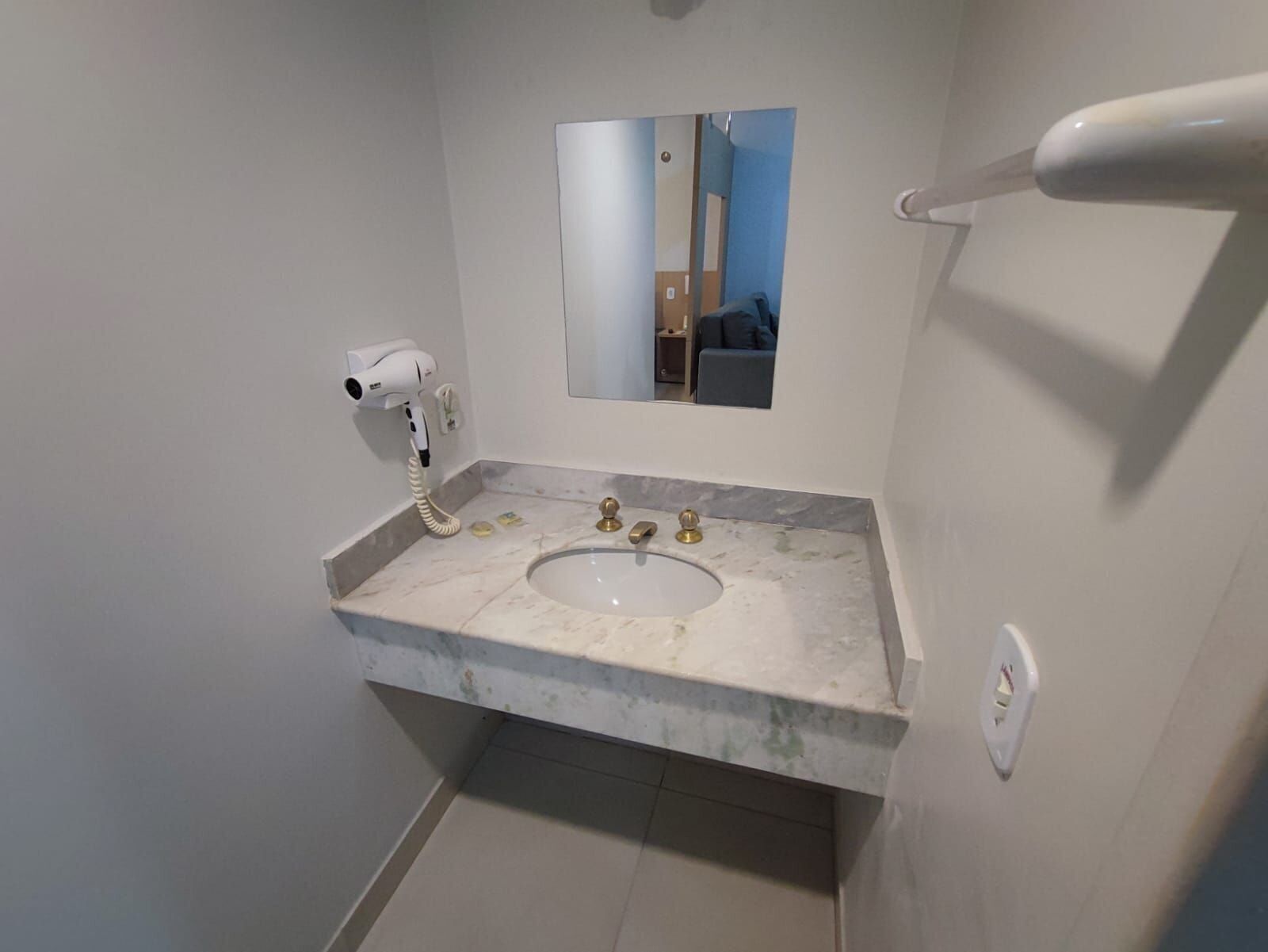 basic suite | bathroom | combined shower/bathtub, jetted bath, free toiletries, towels