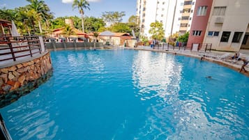 6 piscinas al aire libre, sombrillas, sillones reclinables de piscina