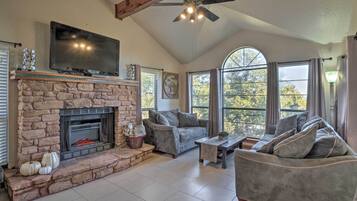 Smart TV, chimenea, videojuegos y libros