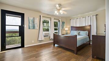 3 habitaciones, escritorio y tabla de planchar con plancha