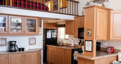 SWEET, IMPECCABLE CABIN IN DEN PINES! WANDERN, SEE IN DER NÄHE!