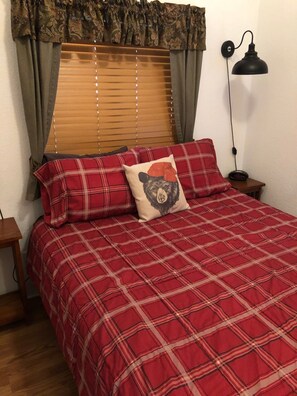 1 bedroom, iron/ironing board, free WiFi, bed sheets -  SWEET, IMPECCABLE CABIN IN THE PINES ! HIKING, LAKES! (Show Low)