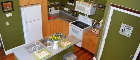 Refrigerador, microondas, horno, placa de cocina