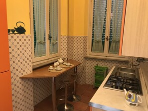 Frigorifero, forno, piano cottura, pentole/stoviglie/utensili