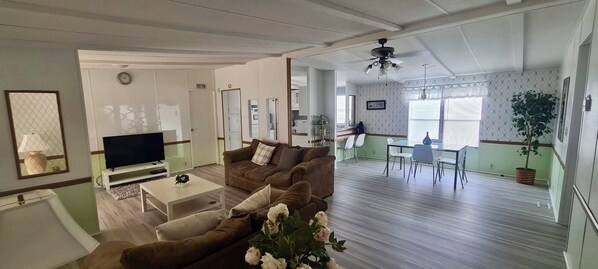 TV, DVD player, books - Chill out in our relaxing 3 bed family home, with lake views, near to Disney (Winter Garden)