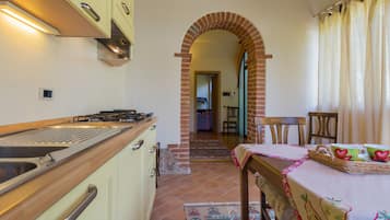 Kühlschrank, Herdplatte, Wasserkocher mit Kaffee-/Teezubehör