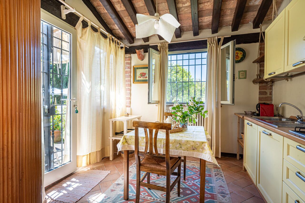Kühlschrank, Ofen, Herdplatte, Wasserkocher mit Kaffee-/Teezubehör