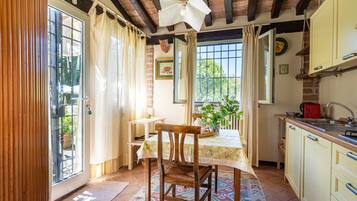 Kühlschrank, Ofen, Herdplatte, Wasserkocher mit Kaffee-/Teezubehör