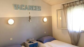 4 bedrooms, iron/ironing board, WiFi, bed sheets