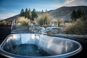 Una piscina con cascada