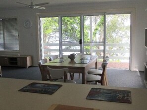 House, 3 Bedrooms | In-room dining