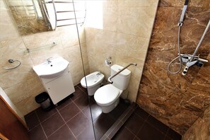 Shower, hair dryer, bidet, towels - Modern studio flat in Funchal (Funchal)