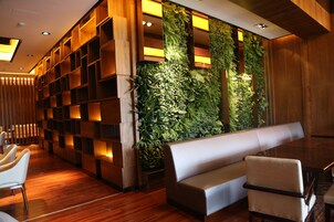 2 restaurants, breakfast served