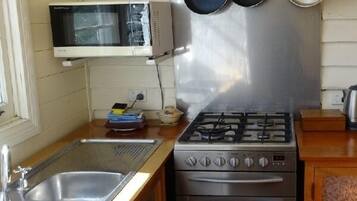 Cottage, 3 Bedrooms | Private kitchenette | Full-size fridge, microwave, oven, stovetop