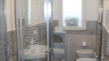 Dusche, Haartrockner, Bademäntel, Bidet