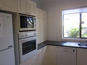 コテージ 3 ベッドルーム | 専用キッチン | 大型冷蔵庫、電子レンジ、オーブン、コンロ