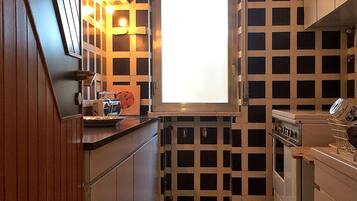 Réfrigérateur, four, plaque de cuisson, cafetiÚre/bouilloire