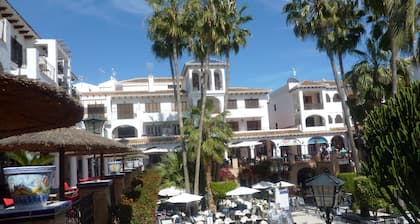 Well maintained Sunny Apartment overlooking Villa Plaza near all amenities,