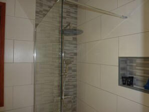 Douche, sèche-cheveux, bidet, serviettes fournies