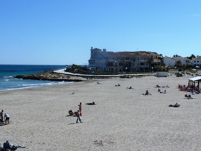 Well maintained Sunny Apartment overlooking Villa Plaza near all amenities,
