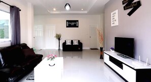 3-Bedrooms Vacation Home | ห้อ  งนั่งเล่น | ทีวีจอแอลซีดี