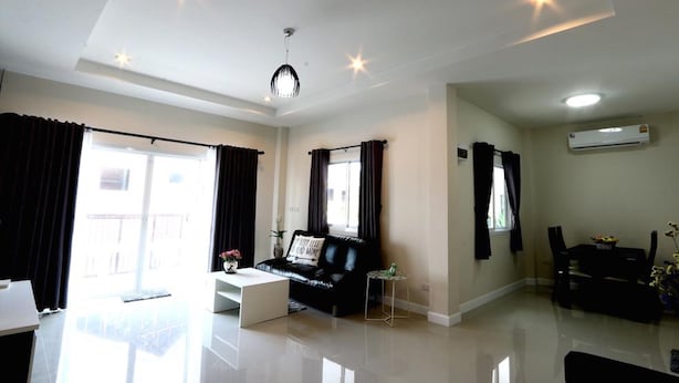 3-Bedrooms Vacation Home | Living room