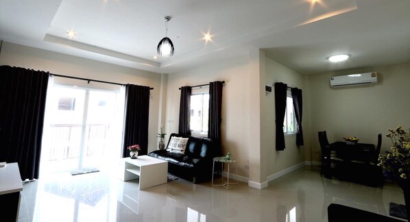 3-Bedrooms Vacation Home | Sala de estar | Una televisión LCD