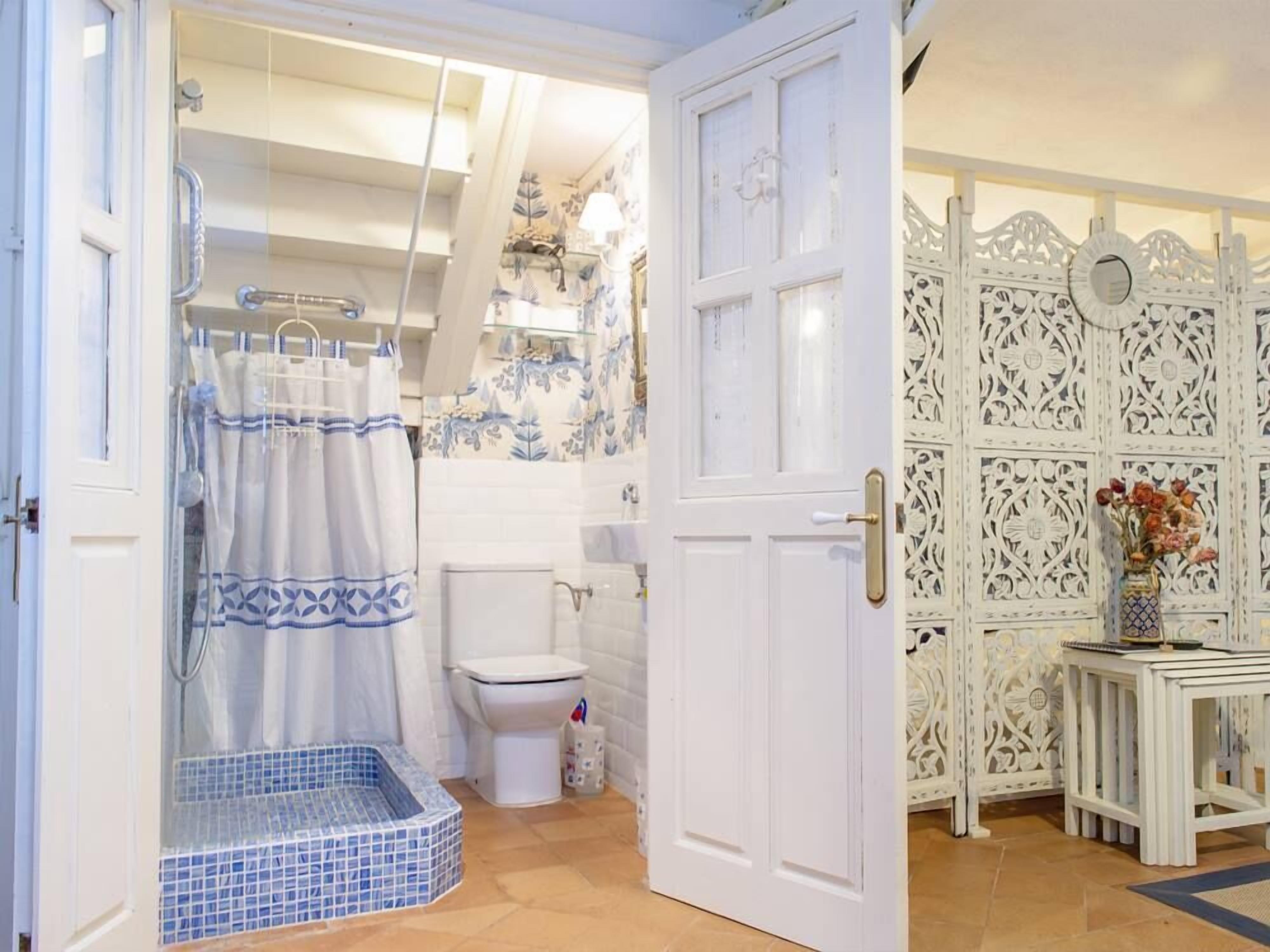 Douche, sèche-cheveux, serviettes fournies, savon