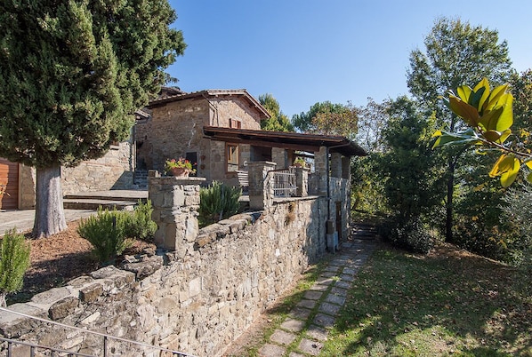 Exterior - Romantic detached cottage with pool, in a farm between Arezzo and Florence (PRATOVECCHIO)