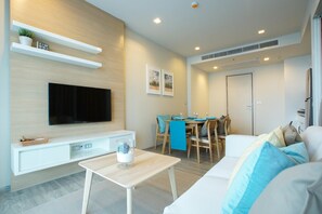 1 Bedroom Apartment | Área de sala de estar | Televisión de pantalla plana y reproductor de DVD 