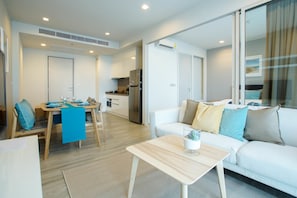 1 Bedroom Apartment | Área de sala de estar | Televisión de pantalla plana y reproductor de DVD 