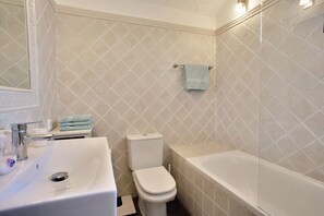 シャワー付き浴槽、ヘアドライヤー、タオル、トイレットペーパー