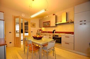 Dining - Villa Garden private heated pool and air conditioning in all rooms (Lonato del Garda (Brescia))