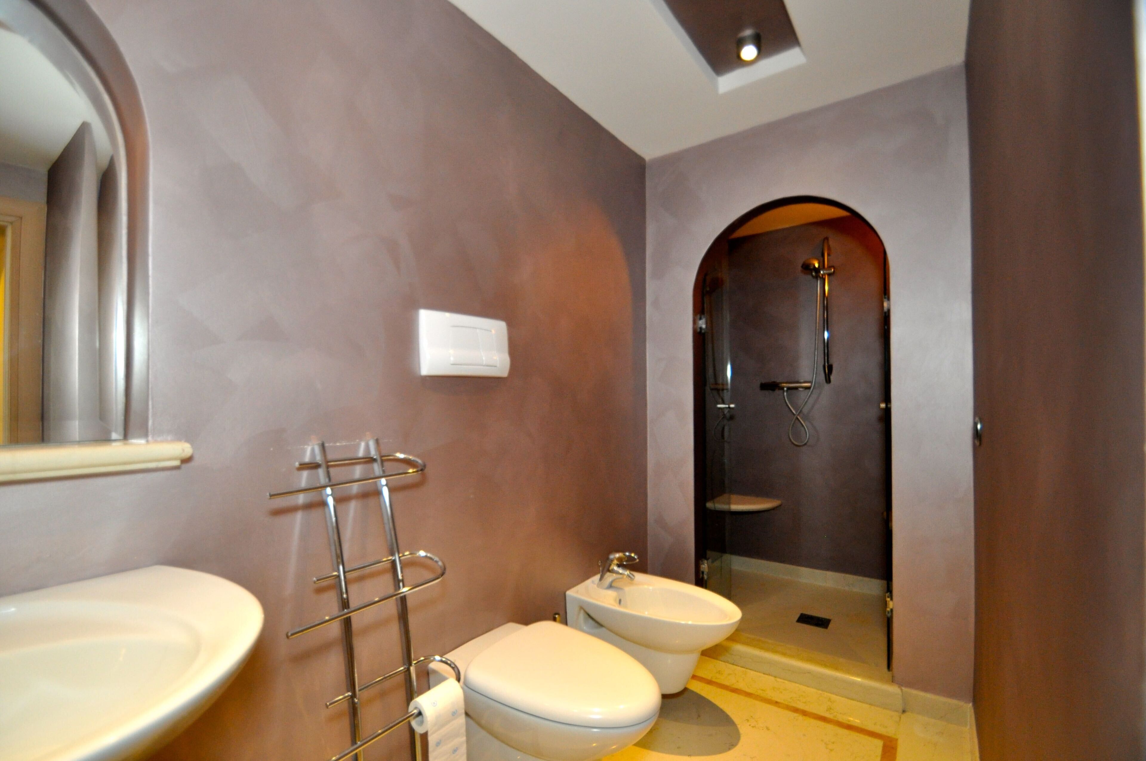 Baignoire, sèche-cheveux, bidet, serviettes fournies