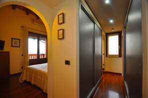 4 bedrooms, iron/ironing board, free WiFi, bed sheets