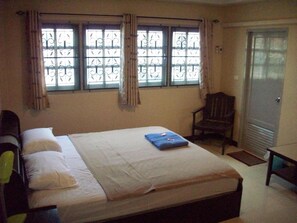 خزنة داخل الغرفة وواي فاي مجانًا