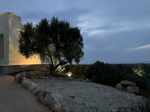 Property grounds - Villa Monti - Stylish, modern vacation home with breathtaking 180° sea views (Carovigno)