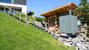 Un bâtiment moderne avec un escalier menant à une terrasse en bois.