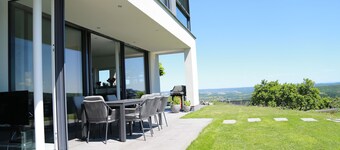 Luxury uudisrakentaminen erinomaisella paikalla: Eifel, Nürburgring, A61, panoraamanäkymät
