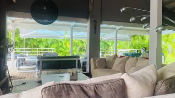 TV connectée, lecteur de DVD, livres, chaîne hi-fi