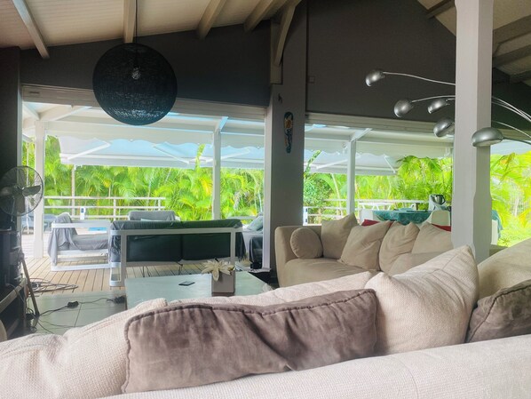 Smart TV, DVD player, books, stereo - Cozy and modern charming villa 5 minutes walk from the beach (Le Gosier)