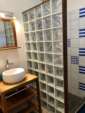Badewanne, Haartrockner, Handtücher