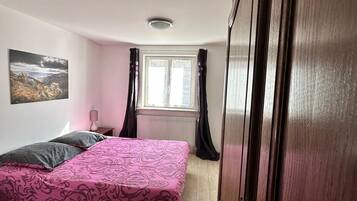 1 habitación, tabla de planchar con plancha, wifi y ropa de cama