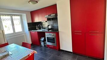 Een koelkast, een oven, een kookplaat, een koffiezetapparaat/waterkoker