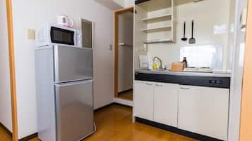 Full-size fridge, microwave, stovetop, coffee/tea maker