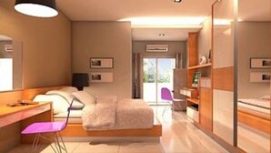 Een moderne slaapkamer met een bed, een bureau en een stoel. Er is een raam dat natuurlijk licht en uitzicht op de omgeving biedt.