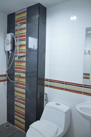 Shower, free toiletries, towels