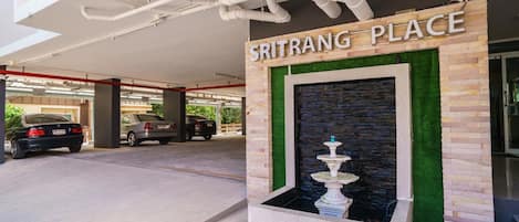 Tempat letak kenderaan sendiri percuma