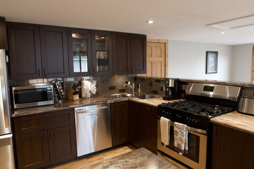  Charming Hilltop Cottage Near Downtown Estes with Views A/C WIFI and Parking!